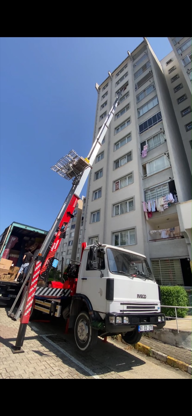 Yüksek katta asansörlü nakliyat çalışması