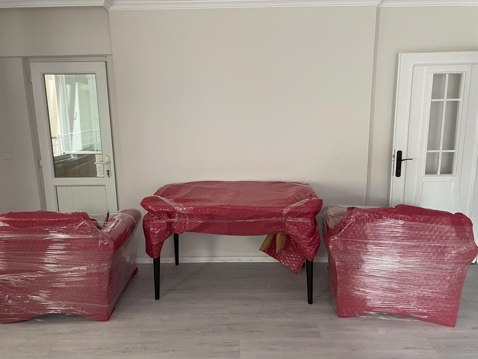 Paketlenmiş mobilyaların taşımaya hazırlanması